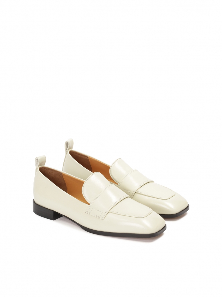 Jasne skórzane loafersy na kontrastującej podeszwie