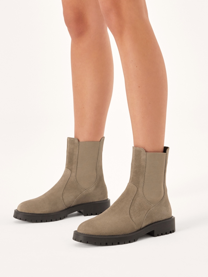 Wsuwane zamszowe botki na płaskiej podeszwie