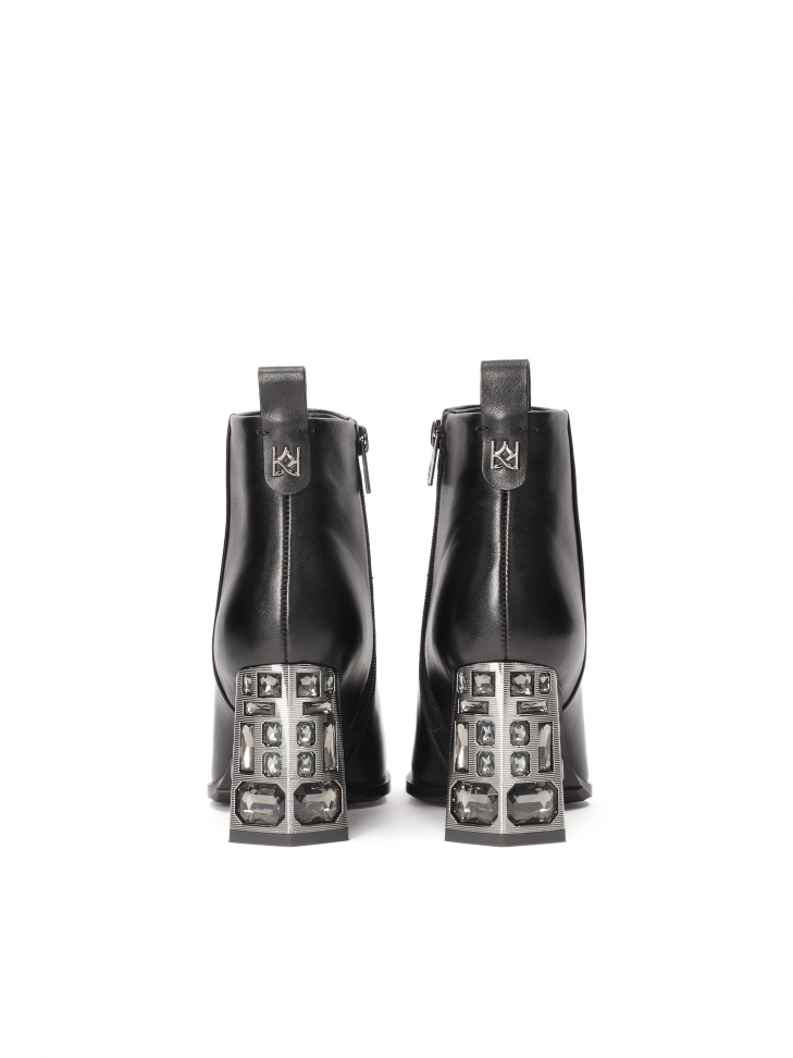 Czarne botki z dekoracyjnym obcasem