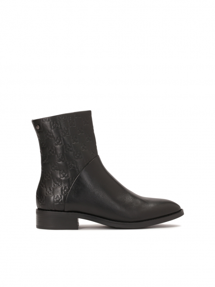 Płaskie skórzane botki damskie z tłoczonym wzorem