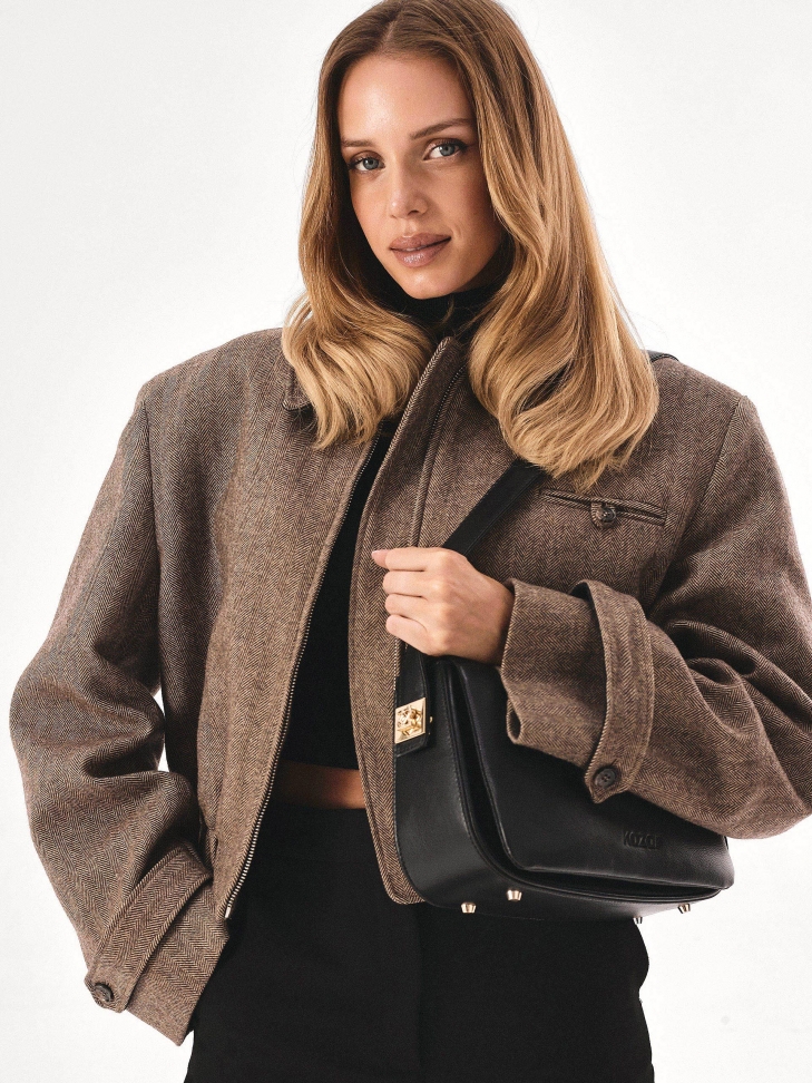 Czarna torebka z efektownie przypinanym paskiem