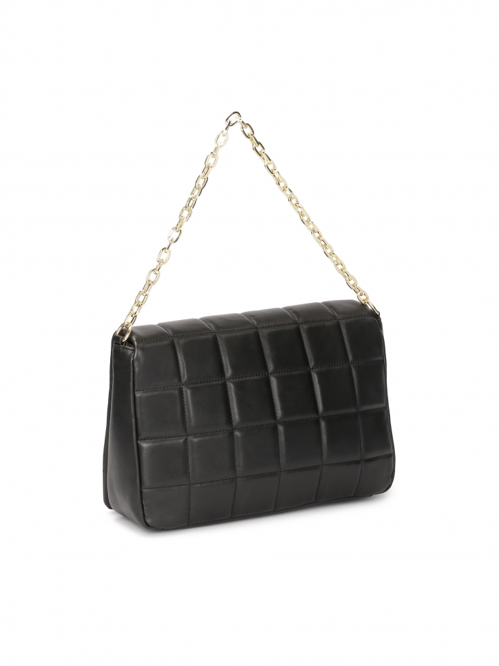 Czarna torebka z pikowaną klapą