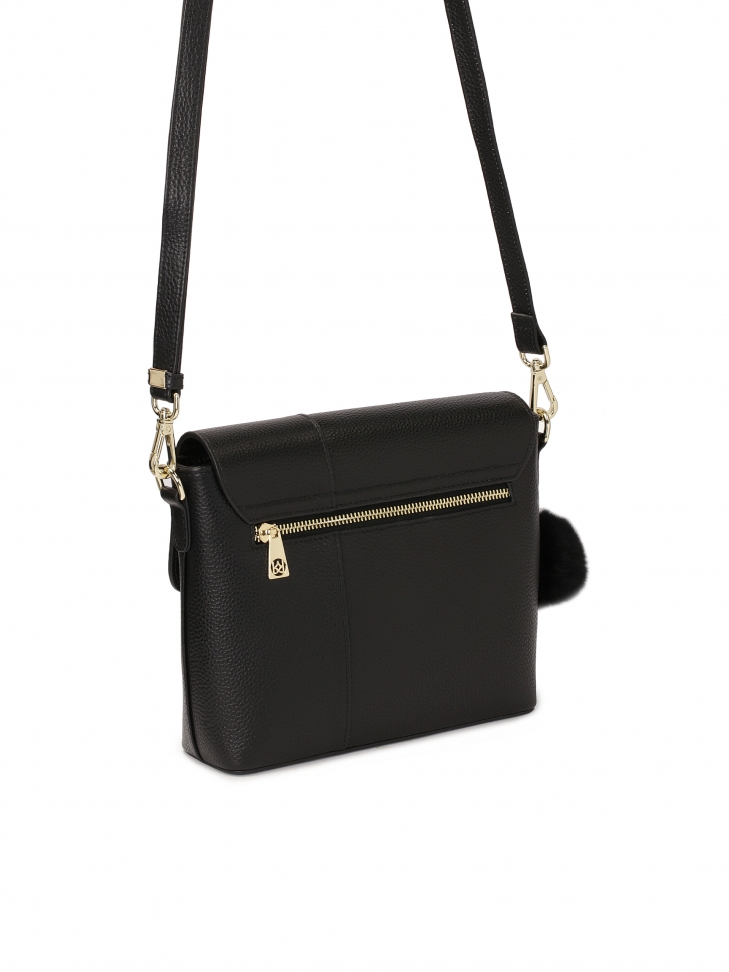 Czarna torebka na ramię z odpinanym pomponem