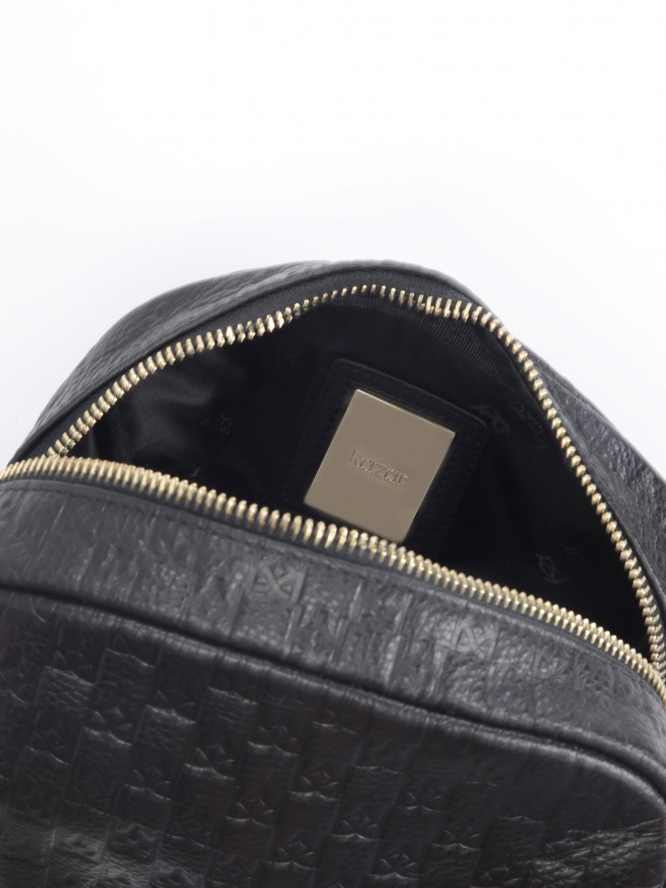 Pojemna czarna kosmetyczka zdobiona tłoczonymi monogramami KAZAR