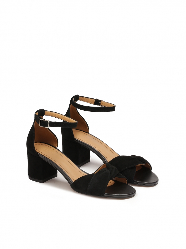 Czarne zamszowe sandały z pełną piętą