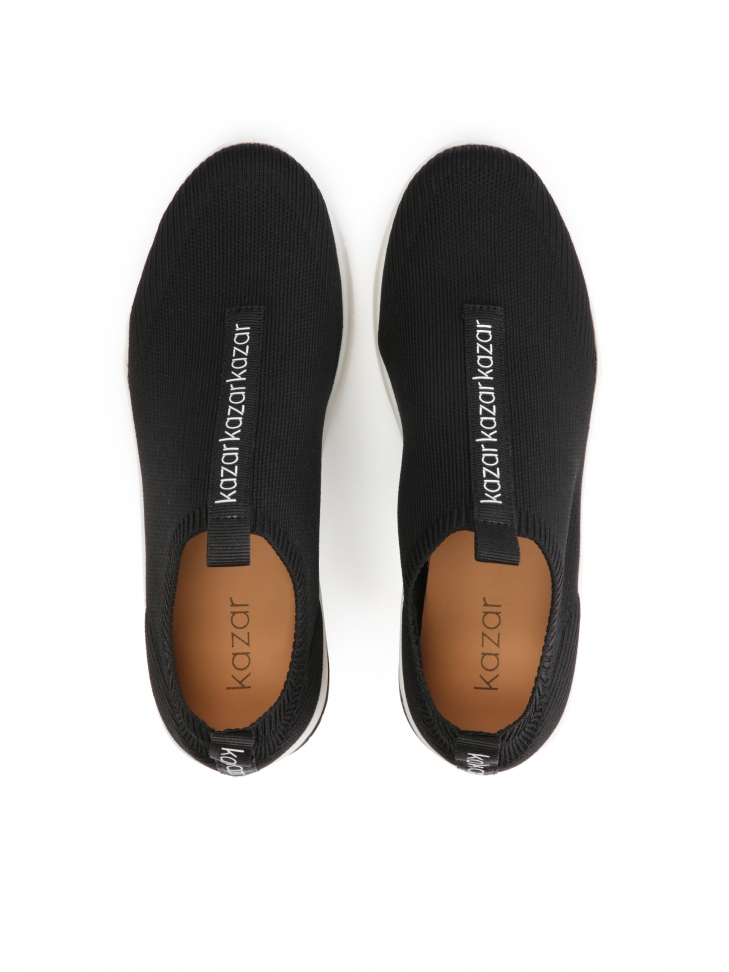 Czarne sneakersy z elastyczną wsuwaną cholewką