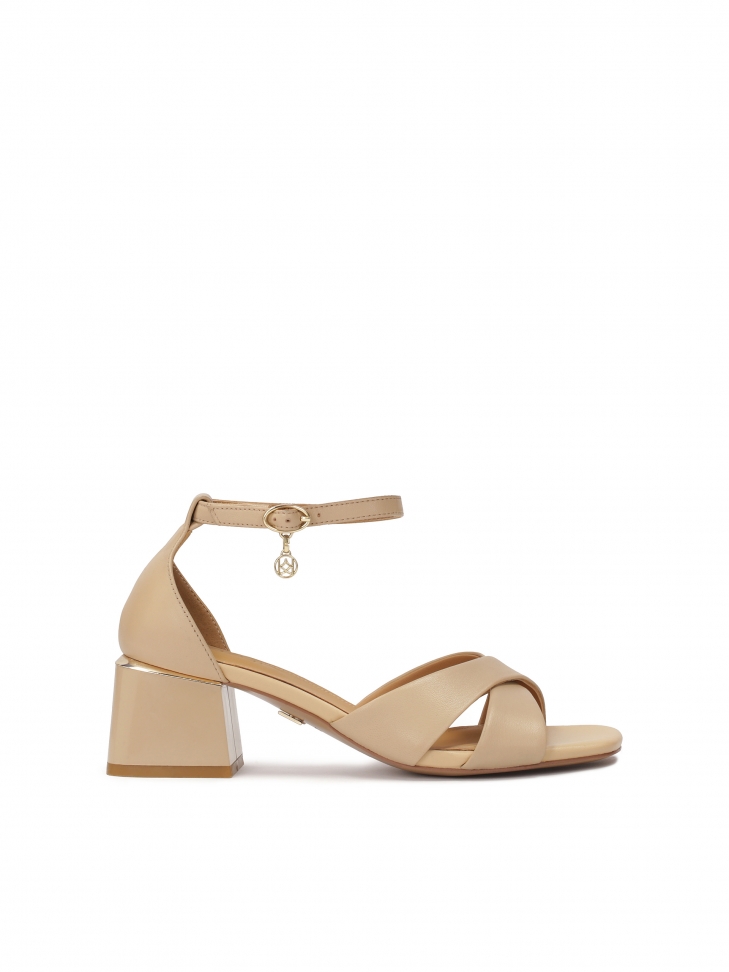 Beżowe sandały na szerokim obcasie z pełną piętą