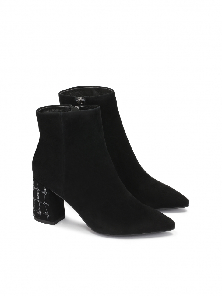 Czarne zamszowe botki z obcasem zdobionym drobnymi yształkami