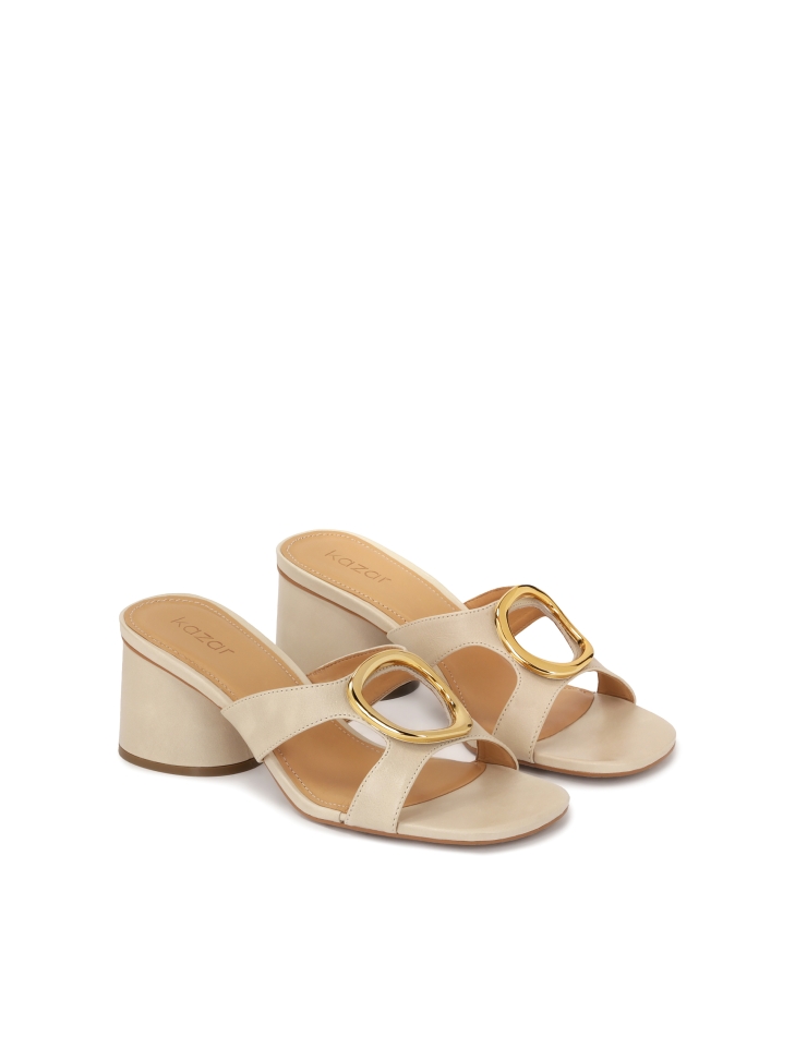 Skórzane klapki z metalową ozdobą na cholewce