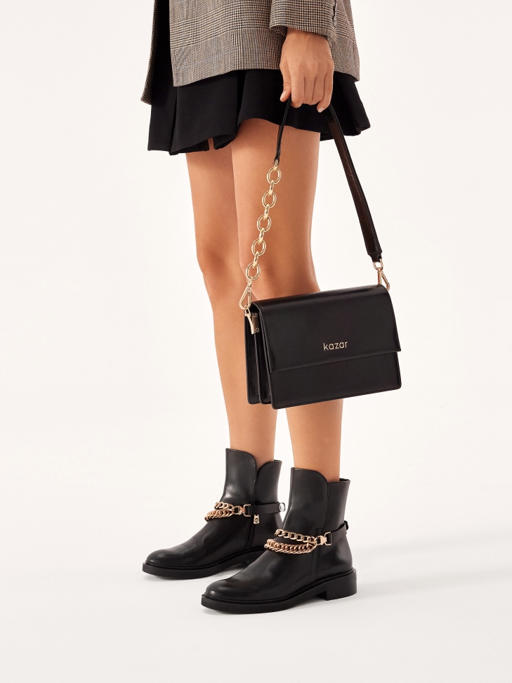 Płaskie botki z odpinanym paskiem z łańcuchami