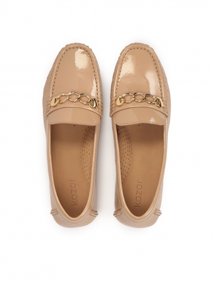 Lakierowane mokasyny z metalowym łańcuchem