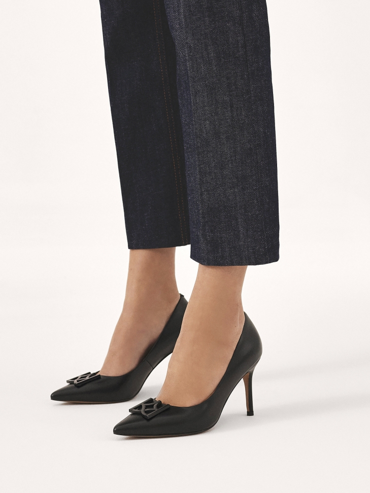 Czarne szpilki z modną ozdobą na nosku