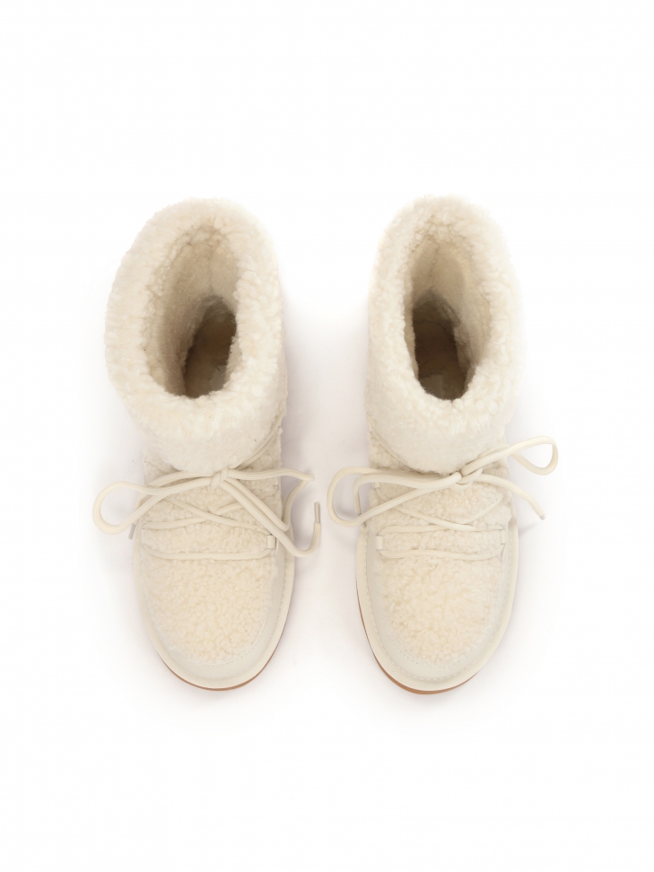 Kremowe śniegowce na brązowej podeszwie