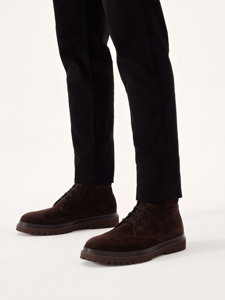 Wiązane trzewiki na trepowej podeszwie