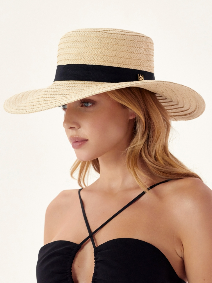 Słomkowy kapelusz ze wstążką