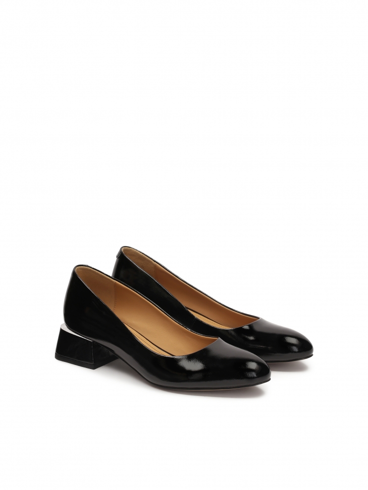 Lakierowane czółenka na niskim szerokim obcasie