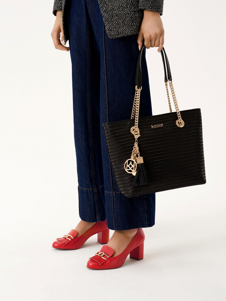 Czerwone czółenka z metalowymi ogniwami