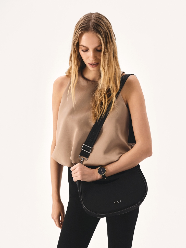 Czarna torebka tekstylna w kształcie rogala