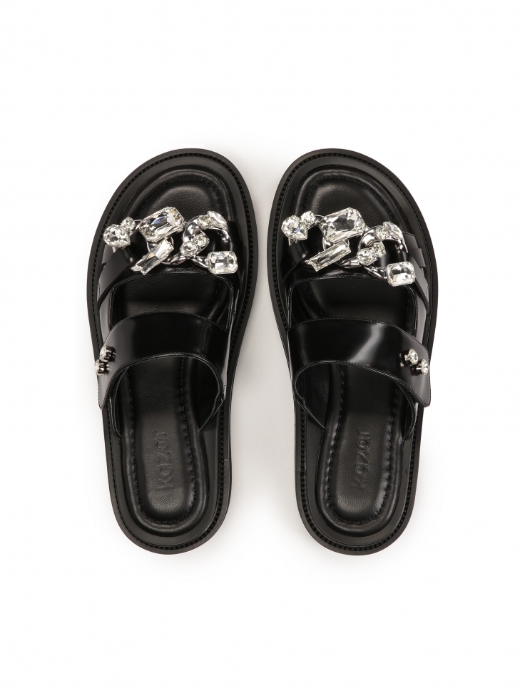 Czarne skórzane klapki z cyrkoniami i łańcuchem