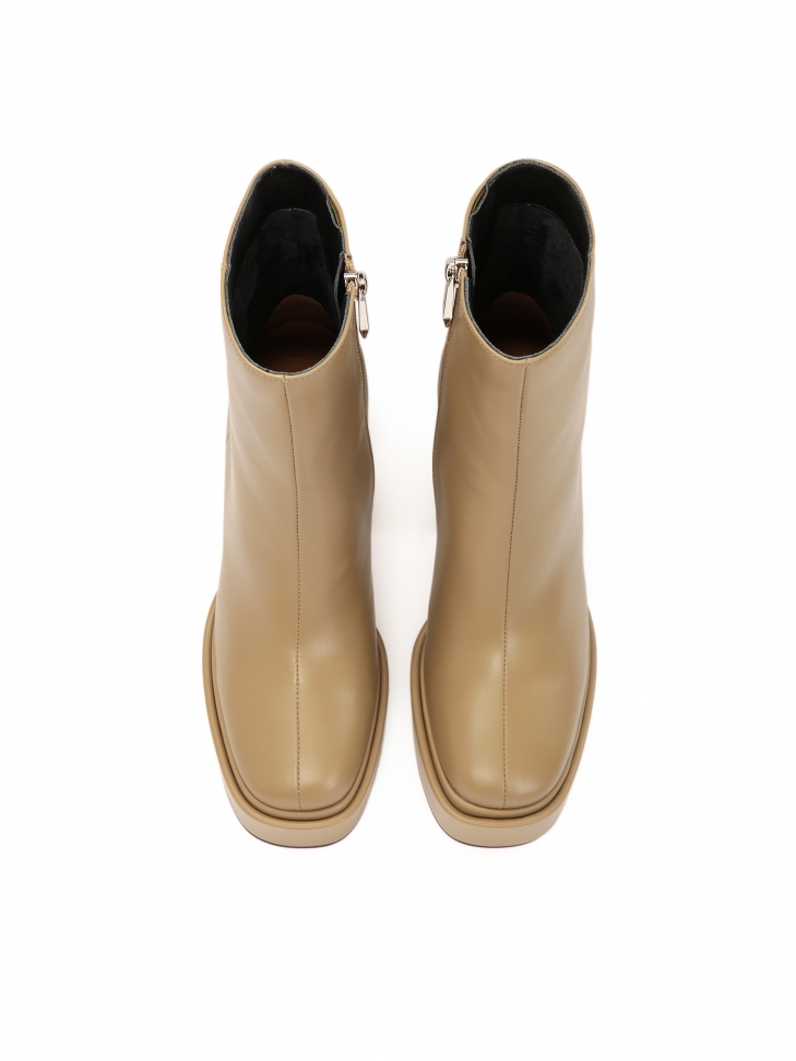 Botki na platformie i klocku ze smukłą cholewką