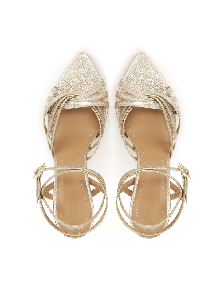 Złote sandały na obcasie o eleganckim designie