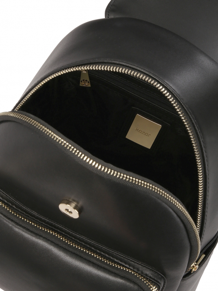 Czarny skórzany plecak z klapą