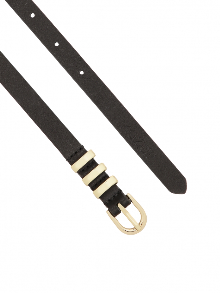 Wąski czarny pasek z trzema metalowymi szlufkami