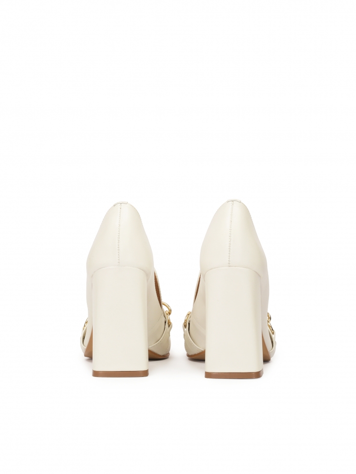 Czółenka z kwadratowymi noskami i łańcuchami