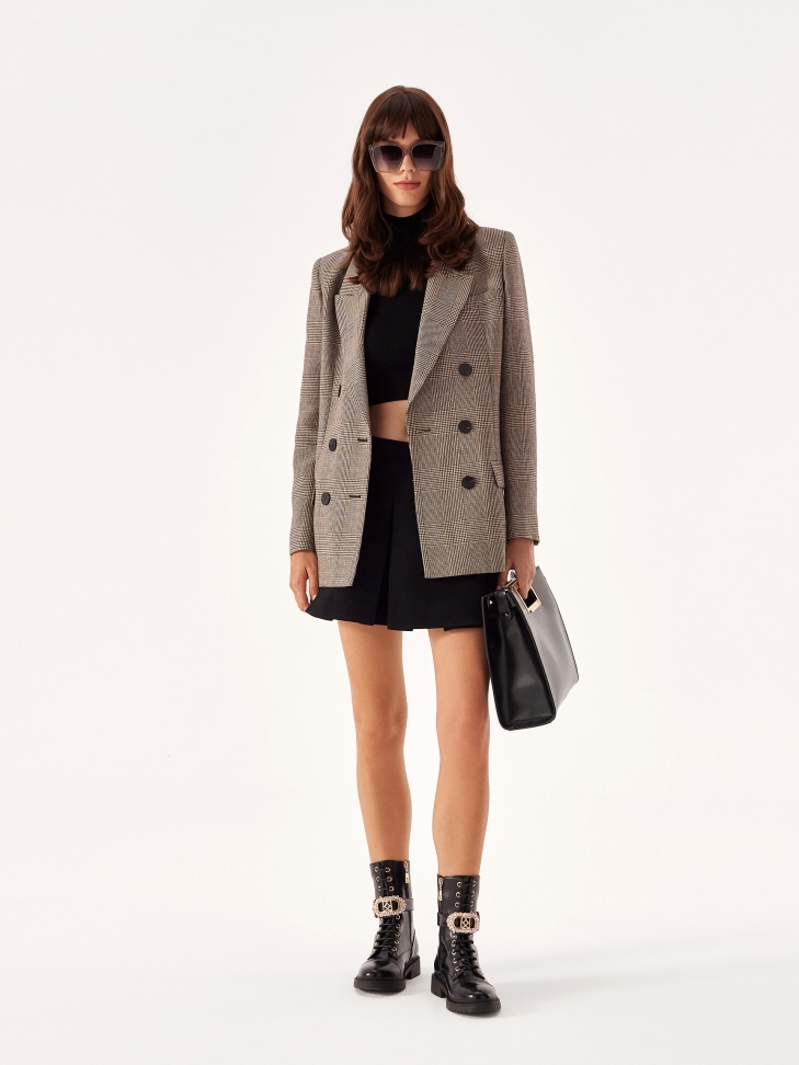 Czarna torebka do ręki z wbudowanym uchwytem