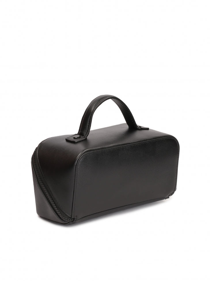 Mała skórzana kosmetyczka o regularnym kształcie