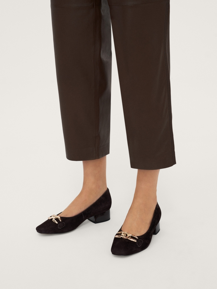 Zamszowe czółenka damskie z ozdobą na przodzie