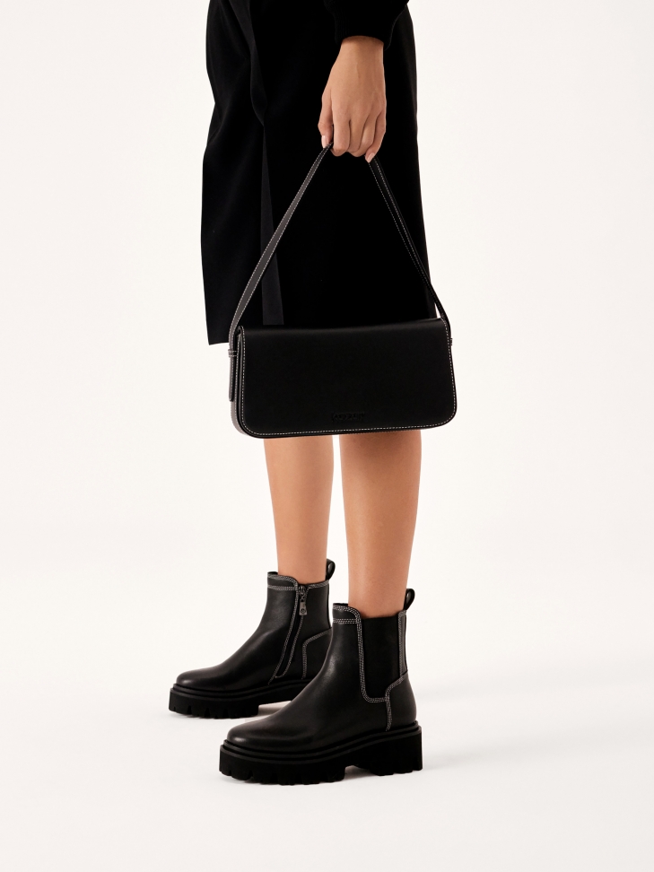 Czarna skórzana torebka w stylu minimal