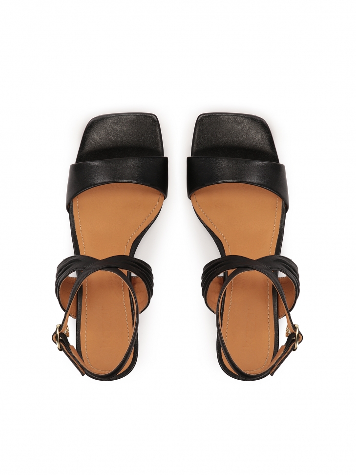 Sandały z oągłym obcasem i paskiem wokół kostki