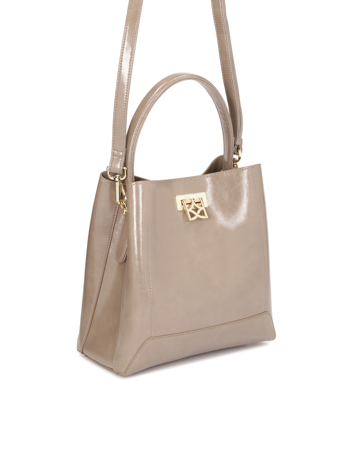 Skórzana torebka z eleganckim zapięciem