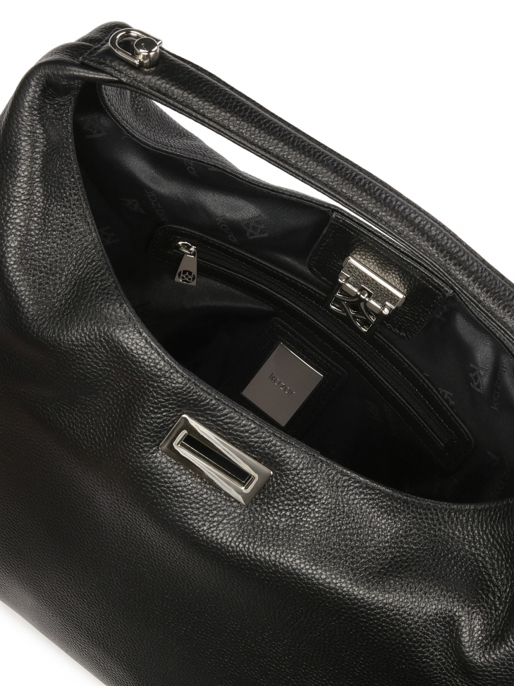 Czarna torebka o luźnym oju