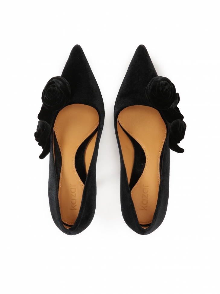 Czarne szpilki wieczorowe z kwiatami