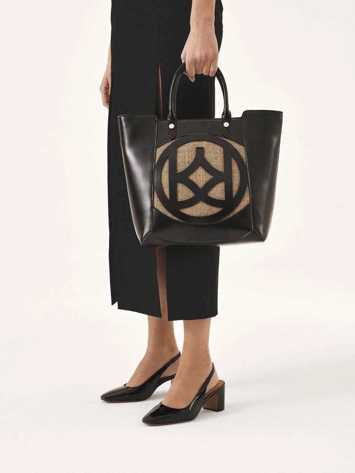 Czarna skórzana torebka z ażurowym monogramem