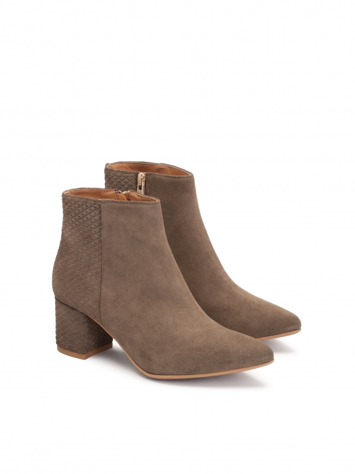 Ciemnobeżowe botki z zamszu ozdobione tłoczeniem