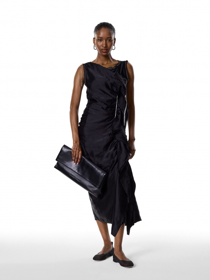 Podłużna kopertówka do ręki w czarnym kolorze