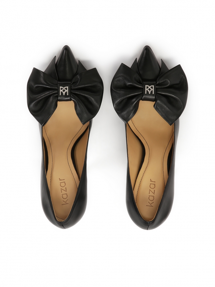 Czarne czółenka z dużą kokardą i monogramem KAZAR