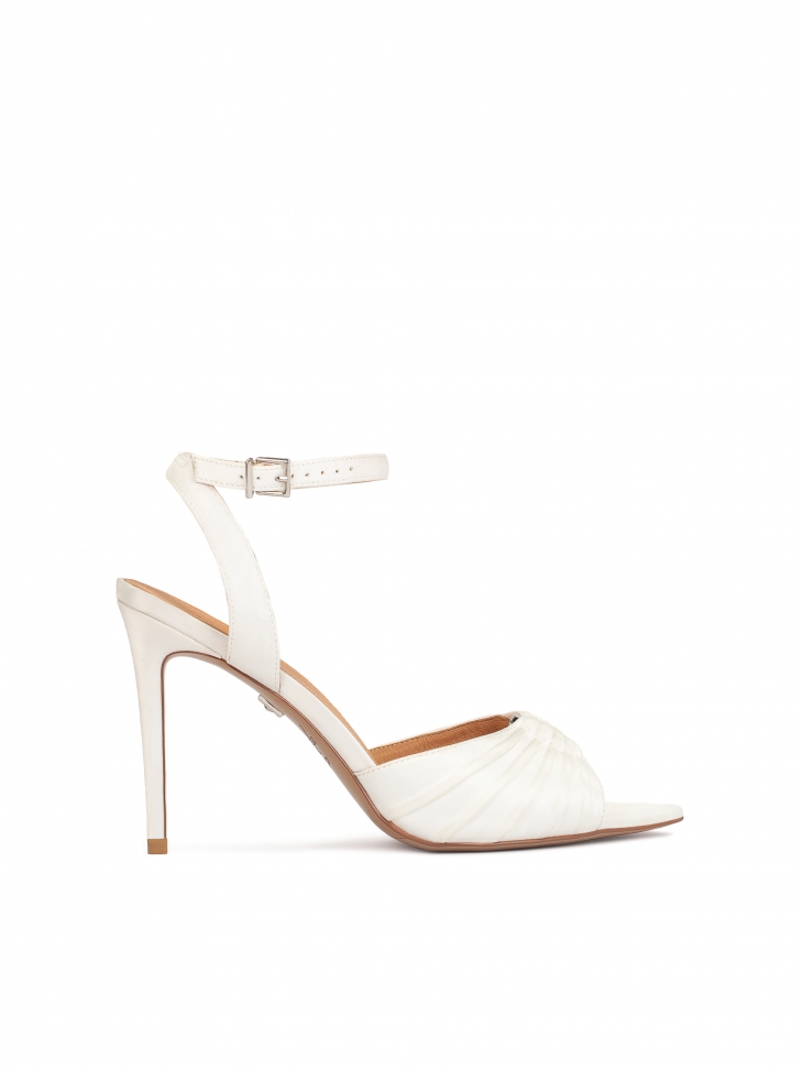 Białe sandały ślubne z noskiem w szpic wykonane z tkaniny