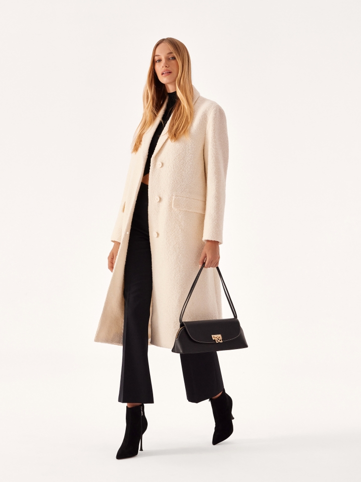 Podłużna torebka na ramię z dużym zapięciem