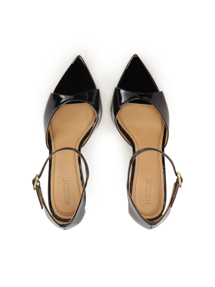 Lakierowane sandały ze spiczastymi noskami