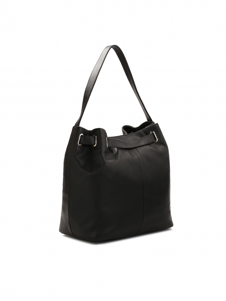 Zdobiona paskiem czarna skórzana torebka