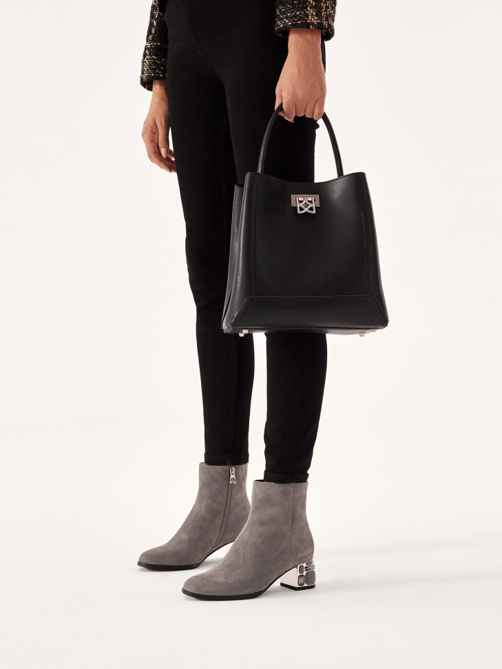 Skórzana czarna torebka z uchwytem do ręki