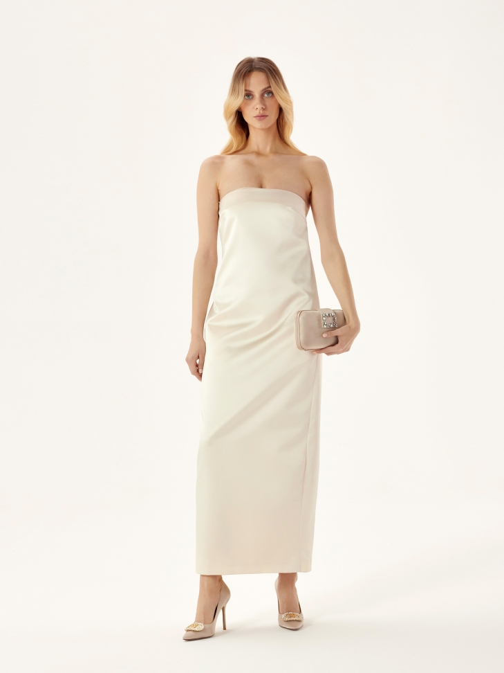 Mała wieczorowa torebka ze zdobionym zapięciem