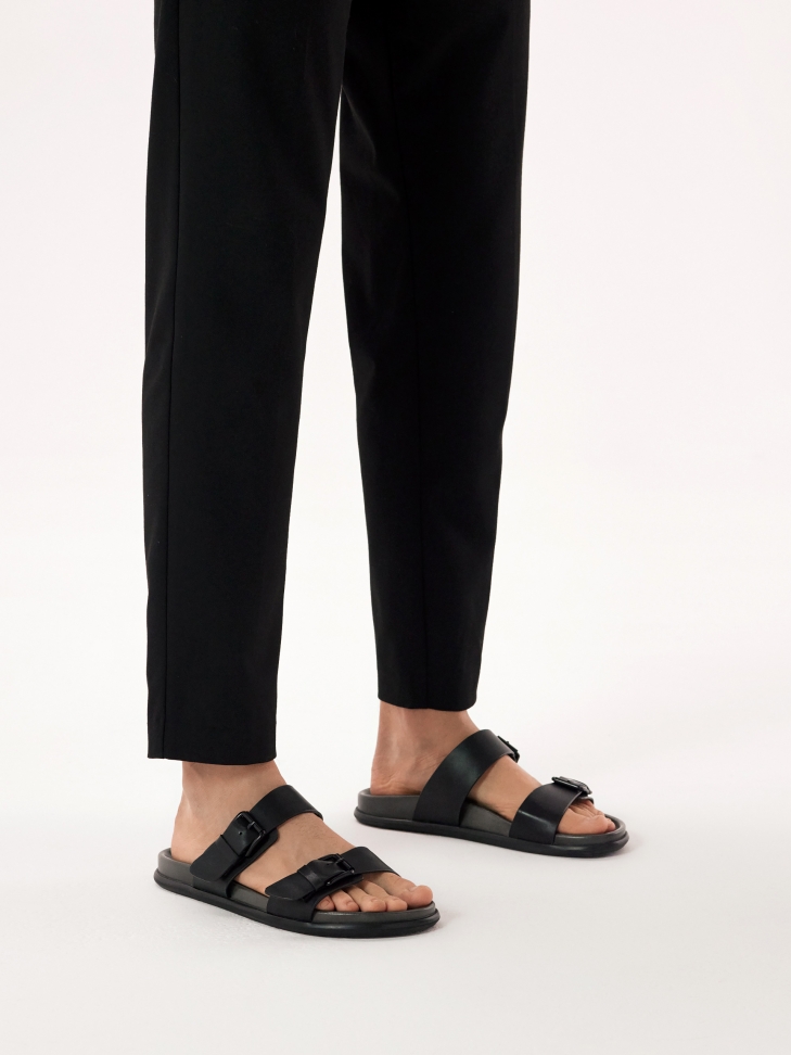 Czarne klapki z licowej skóry w miejskim stylu