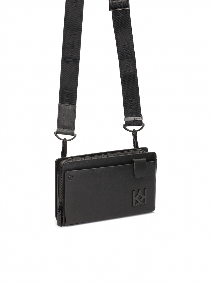 Czarna męska saszetka skórzana z paskiem