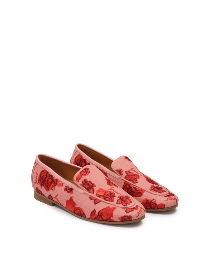 Różowe półbuty w czerwony kwiecisty motyw