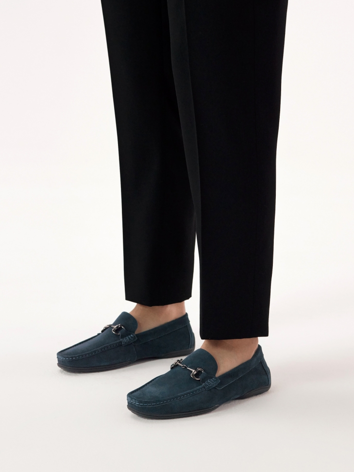 Zamszowe mokasyny męskie z metalową ozdobą